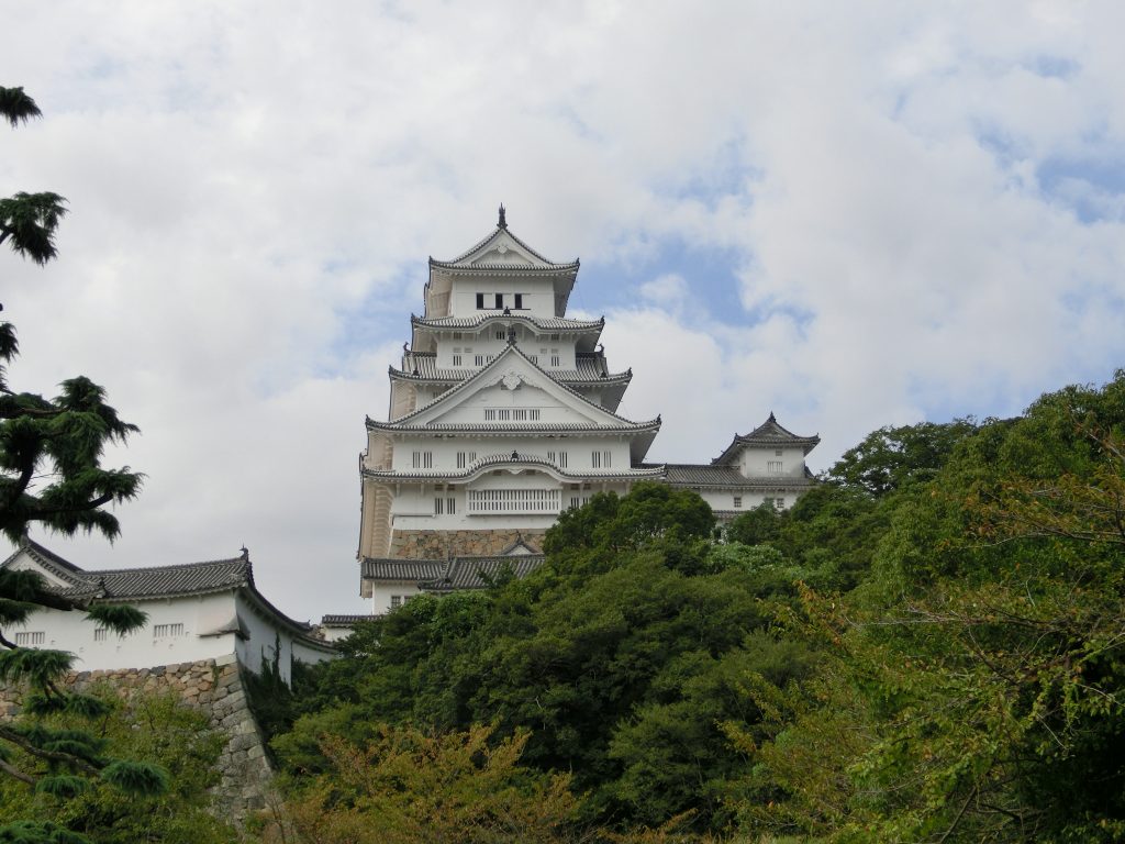 東側から姫路城