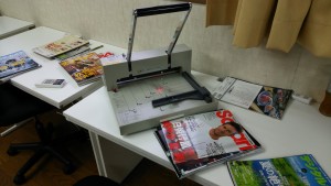 裁断機で本をばらばらに