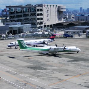 大阪国際空港（伊丹空港）駐機場は大阪モノレールからもチラッと見えるんです